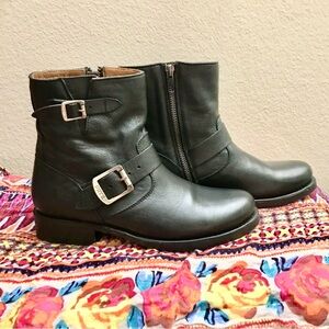 Frye Black Leather side zip moto ankle boots nwot New sz 8 double buckle harness